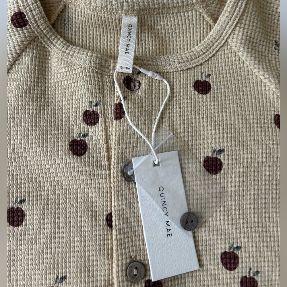 NWT Quincy Mae Beige Waffle Knit unisex Romper w/apple Print 🍎